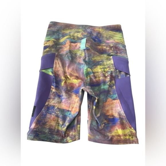 LULULEMON ~Cargo Super-High-Rise Hiking Shorts
Size 4 - Picture 4 of 11